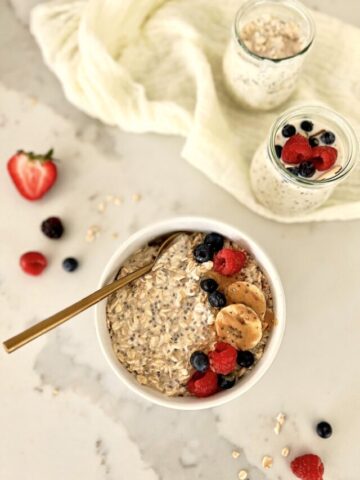 Overhead picture of healthy overnight oats in a bowl with two jars of overnights oats nearby.